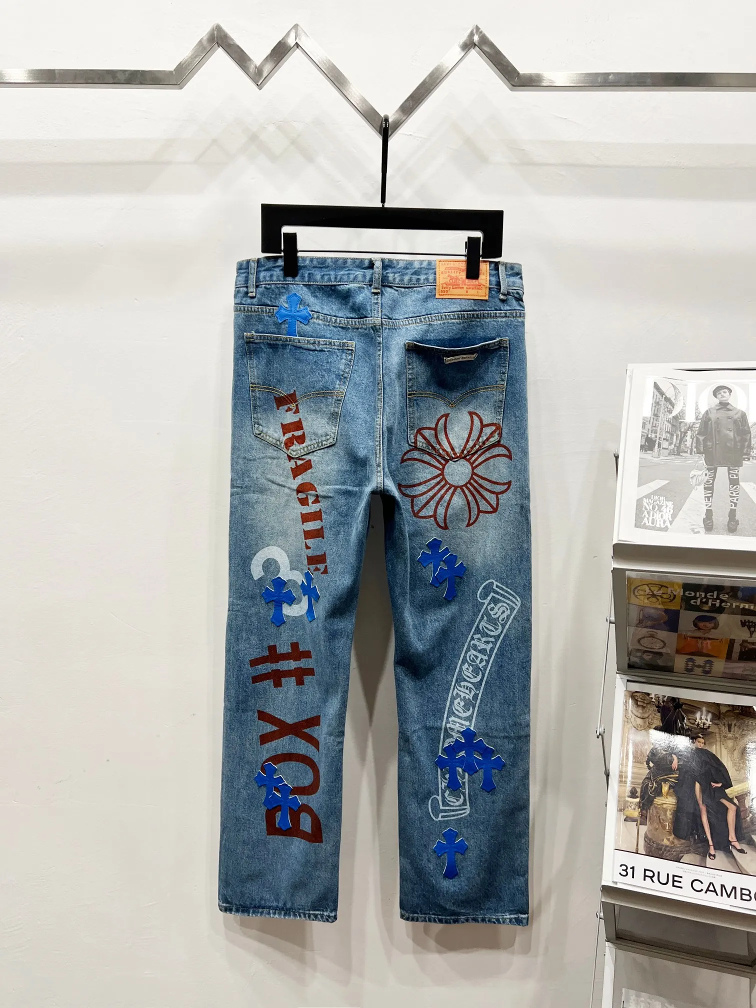 P250 Style Number: (K1020) Chrome Hearts Chrome Hearts high-end limited edition jeans exude uninhibited personality and unique charm. Every wear and tear is carefully designed to present a unique artistic feel. Made of imported denim fabric, which has undergone heavy industrial washing and destruction treatment, the trousers show a super cool effect on the upper body, allowing you to dominate the fashion stage.  This is more than just a pair of jeans, it is an expression of attitude. With its unique design concept and ultimate pursuit of details, Croxin breaks traditional boundaries and defines the jeans trend in the new era. The trousers are made of double-layer woven fabric and matched with customized hardware, showing an incomparably beautiful and unique style, making every wearer the focus of fashion. Imported denim fabric, super heavy-duty washed and damaged, the upper body is super cool! Customized hardware, incomparably good-looking model. The production process is difficult. It has a high-street feel. Color: blue Size: S M L XL
